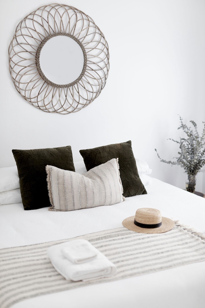 Coastal 2-bed Apartment With Courtyard