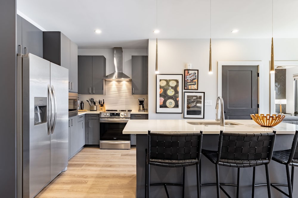 Prime Walkable Midtown Location Pool Gym Outlaw s Den by Avantstay