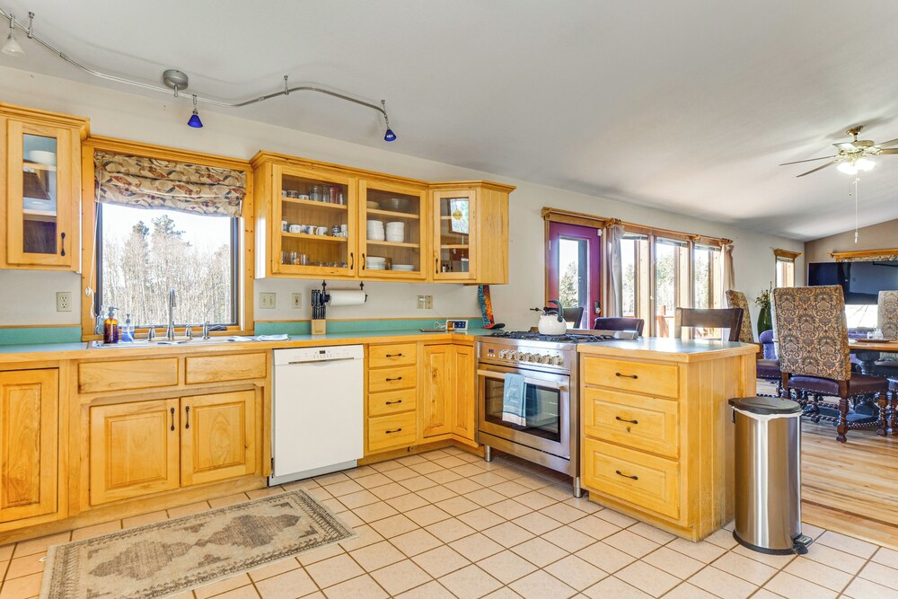 Mtn-view Getaway w/ On-site Trails in Fairplay!