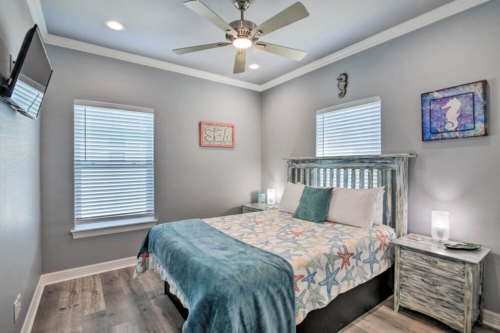 Walk to Shore: Crystal Beach Home w/ Deck + Grill! view 5