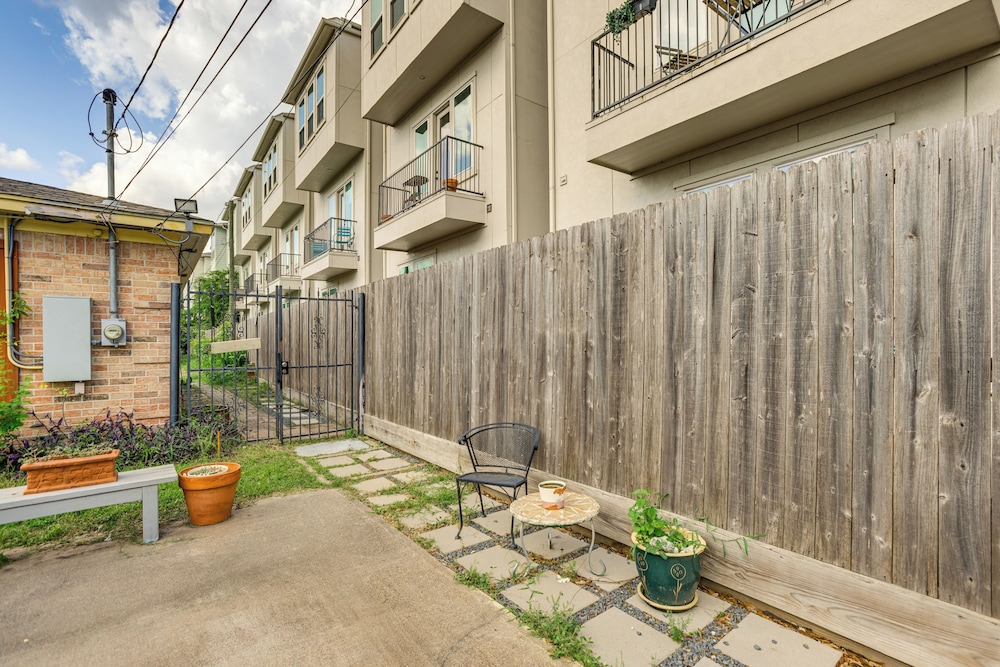 9 Mi to Downtown Houston: Cozy Cottage w/ Patio!