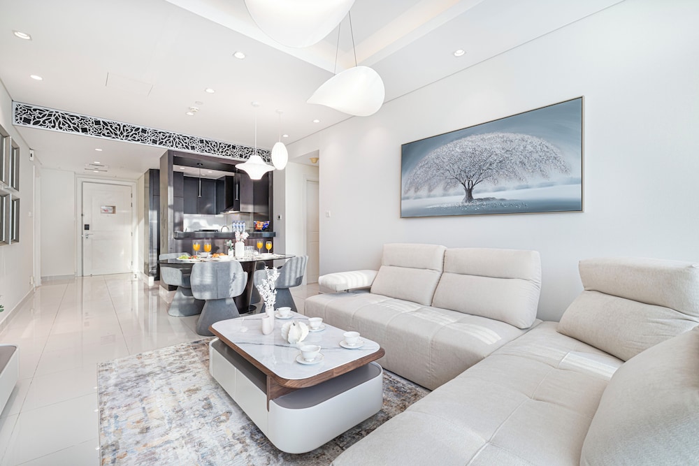 DAMAC Suites by Hostiva – Burj & Fountain