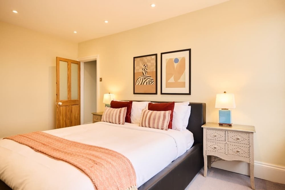 The Peckham Hideaway - Bright 3bdr Flat