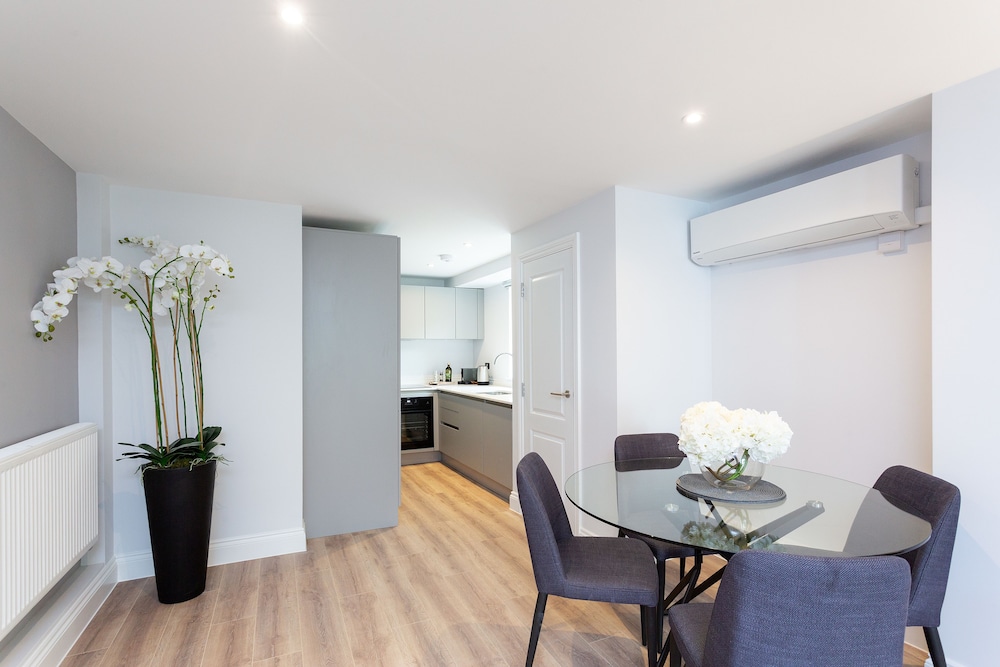 The Carlyle - Elegant Serviced Apartments