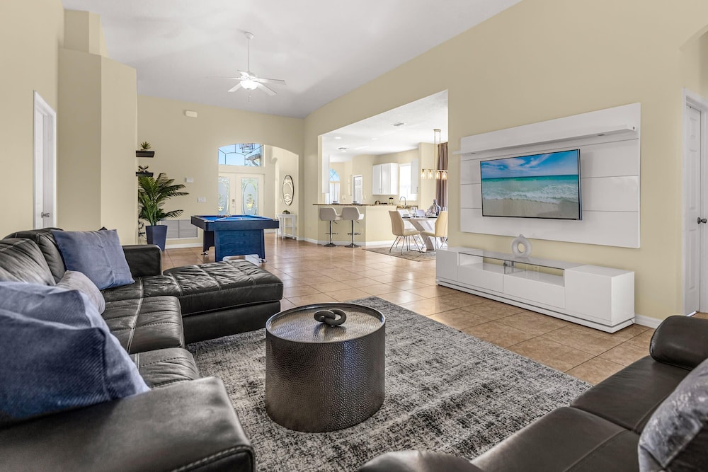 Upstay: Crystal Cove Resort Villa w/ Pool & Games