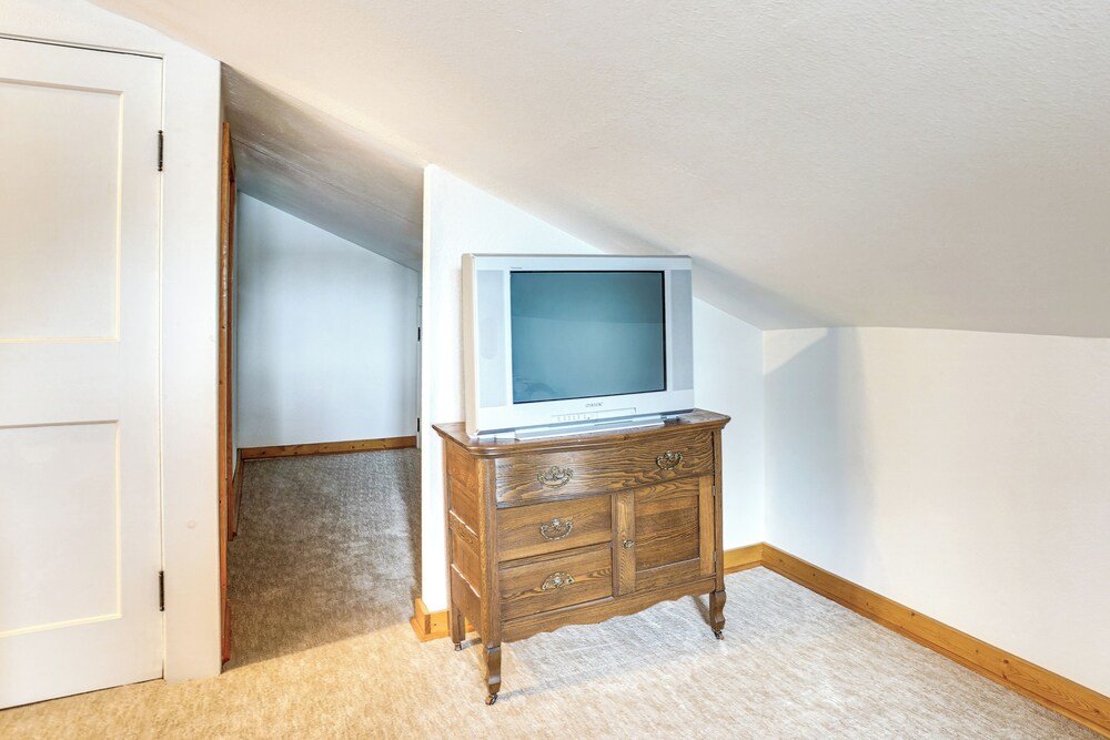 1 Mi to Shore: Lake Michigan Retreat w/ Game Room!