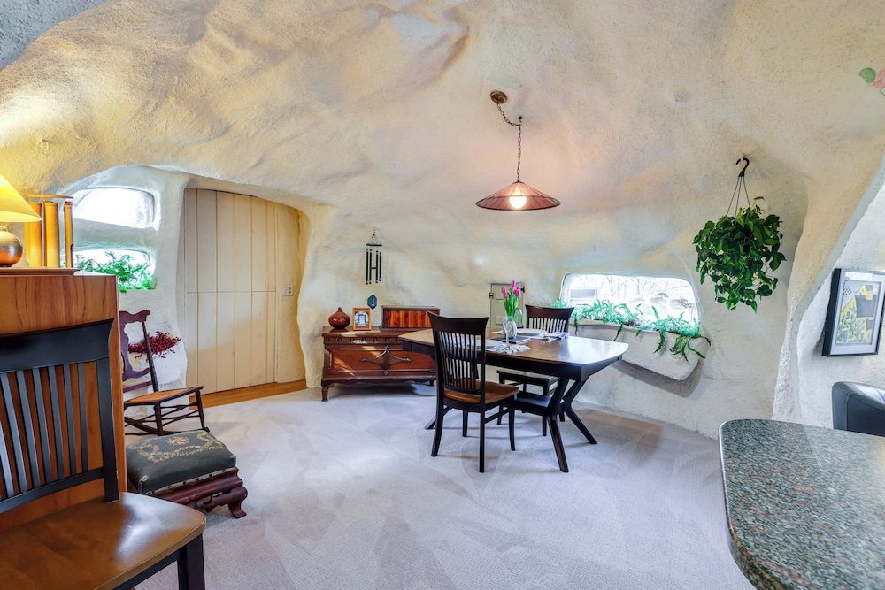 < 6 Mi to Arlington: 'whimsical Stone Abode!'