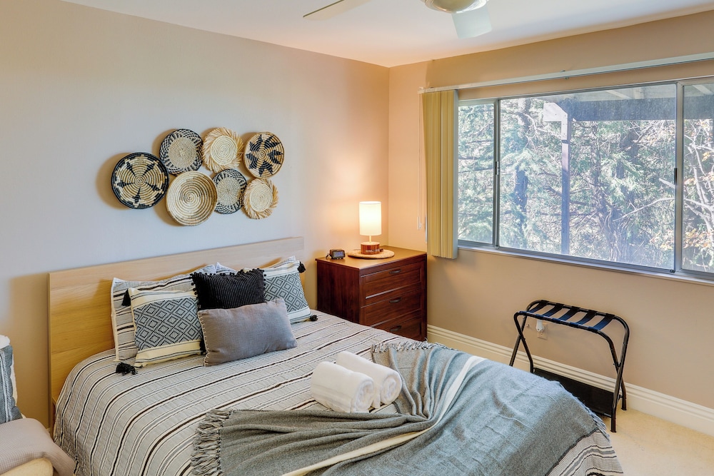 Spacious Crestline Retreat: 1 Mi to Lake Gregory