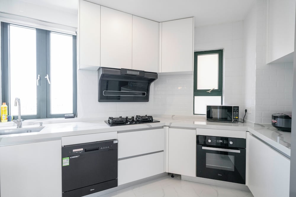 Tyms Elegant 4BR 2BA Apt in Xujiahui