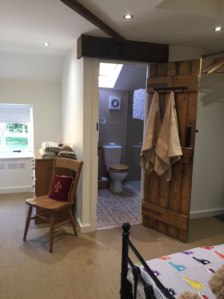 Impeccable Cottage Suitable for 2 Adults & 1 Child view 4