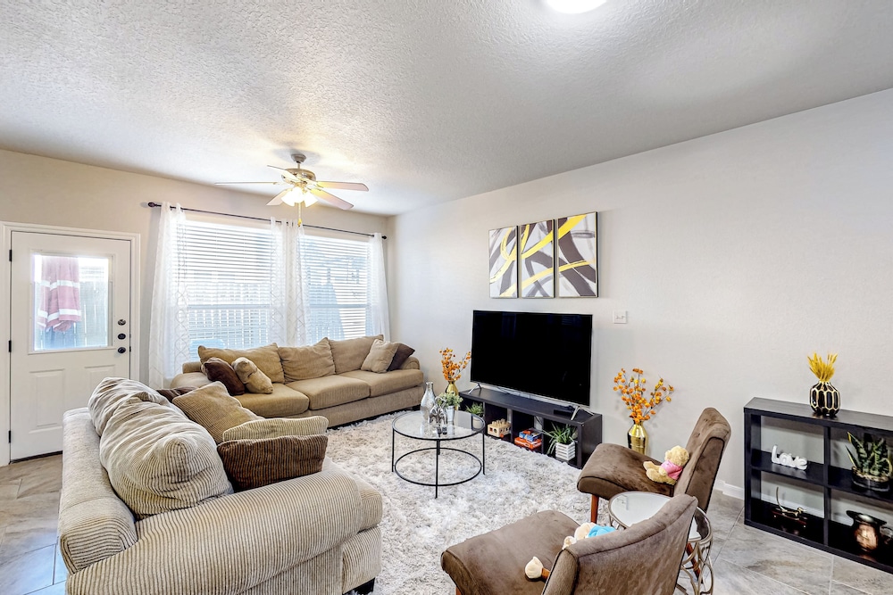 3BR w/ Yard, Updated Interior w/ A/C & W&D