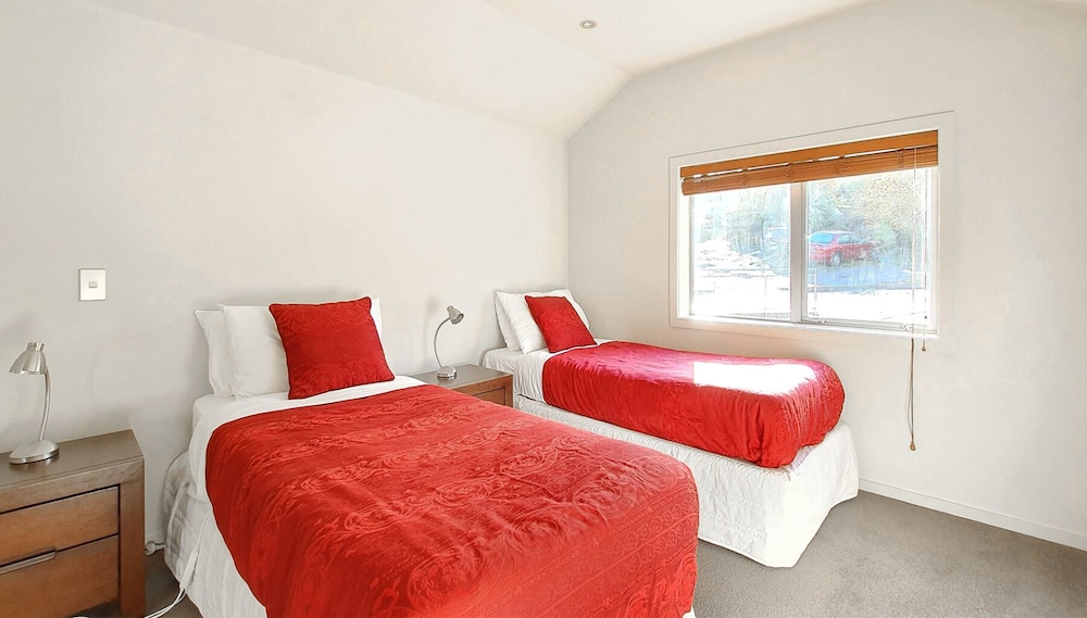 Lakefront Living - 4 Bedrm Apartmt Alpine Village view 2