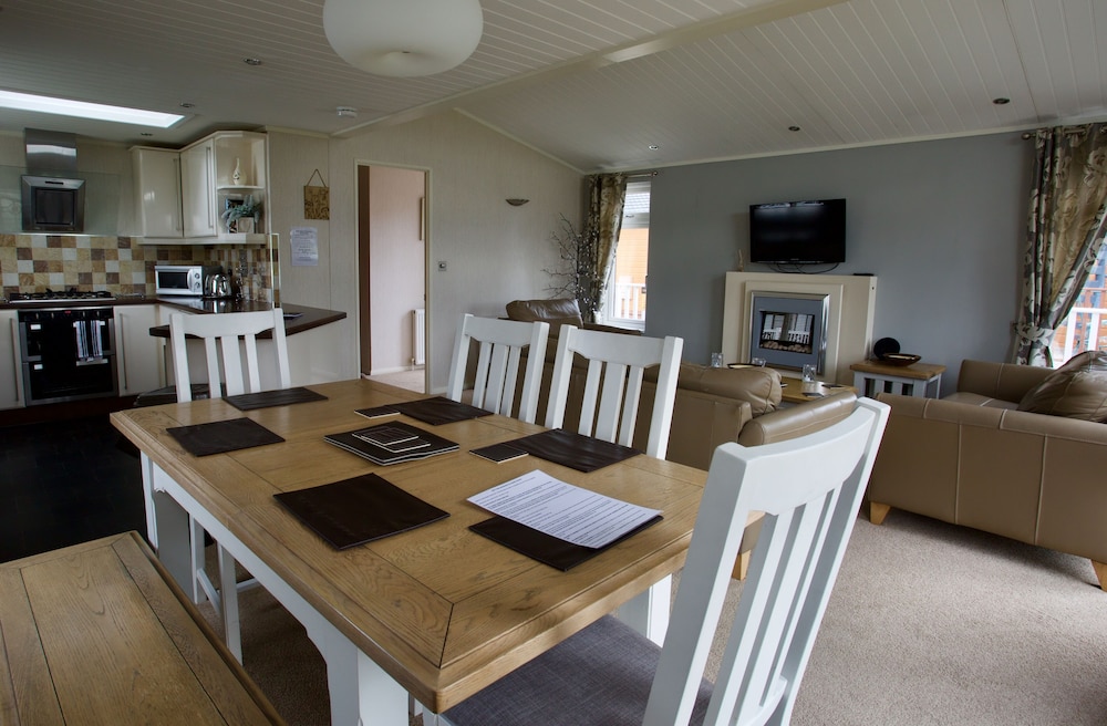 Beautiful 2-bed Lodge With hot tub and Saunain Ely view 3