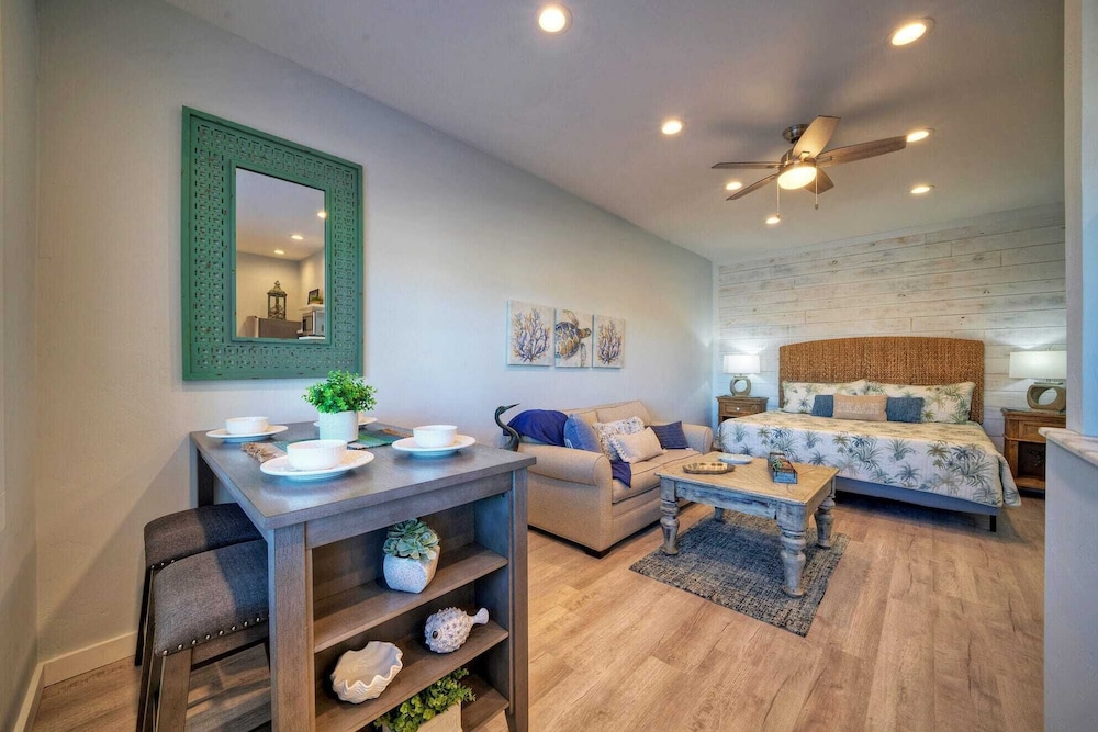 2 Units Beach Boardwalk, Pool, Pickleball + Tennis Island Retreat Complex