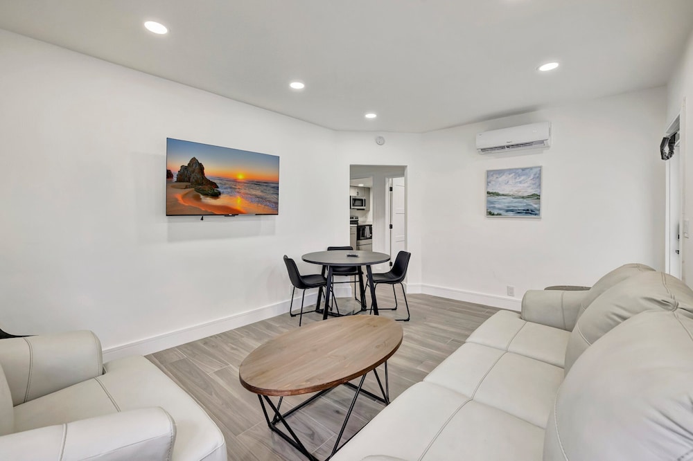 Sophisticated 2BR1BA Short Walk to Beach