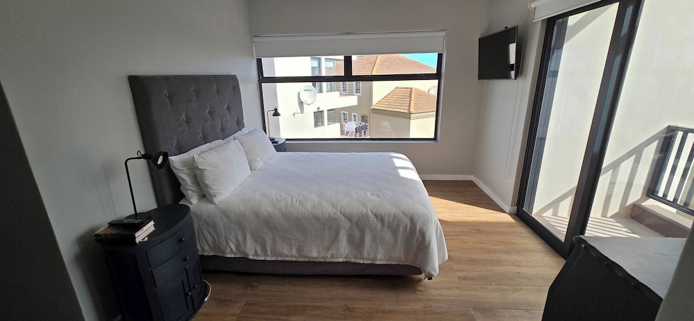 Seaside Retreat in Langebaan With Hot Tub and BBQ