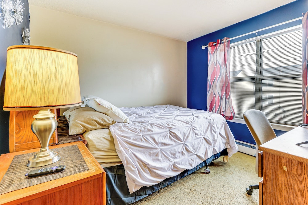 3 Mi to Dtwn New Haven: Colorful Condo w/ Yard!