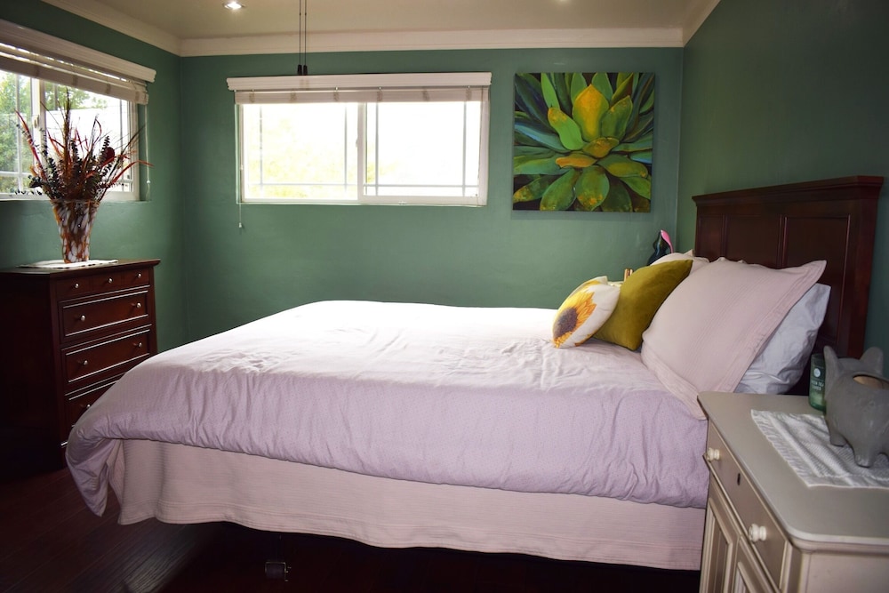Large Groups Sequoia Park, CA Coast Wineries, Skiing. Enjoy Fire Pit, Hot Tub, Outdoor Kitchen
