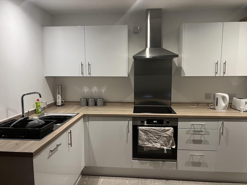 Charming 2-bed Apartment in Salford Newly Built view 5