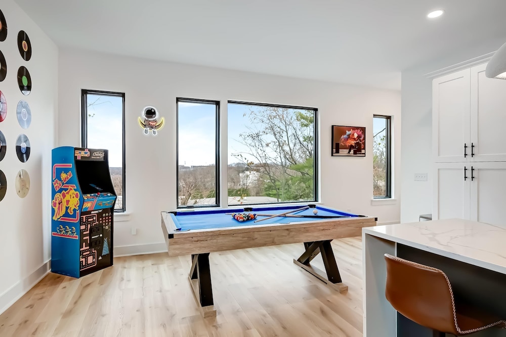 Twin Homes Hot Tub Rooftop Game Zone at Nashville