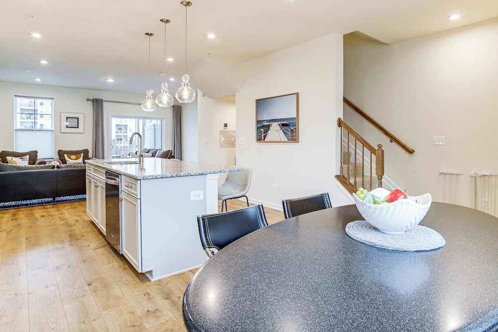< 1 Mi to Dtwn: Waterfront Townhome in Cambridge!