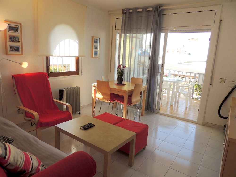 Apartment by Roses Beach With Pool