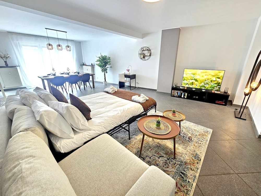Well Appointed 2BR w terrace&parking