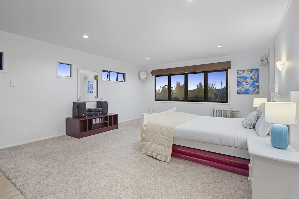 Spacious Family Home - Backyard-Mt-Views view 4