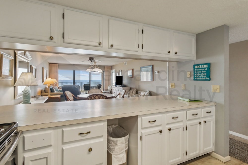 Ocean View Condo, Easy Acces to the Pool and Private Walkway to the Beach by RedAwning