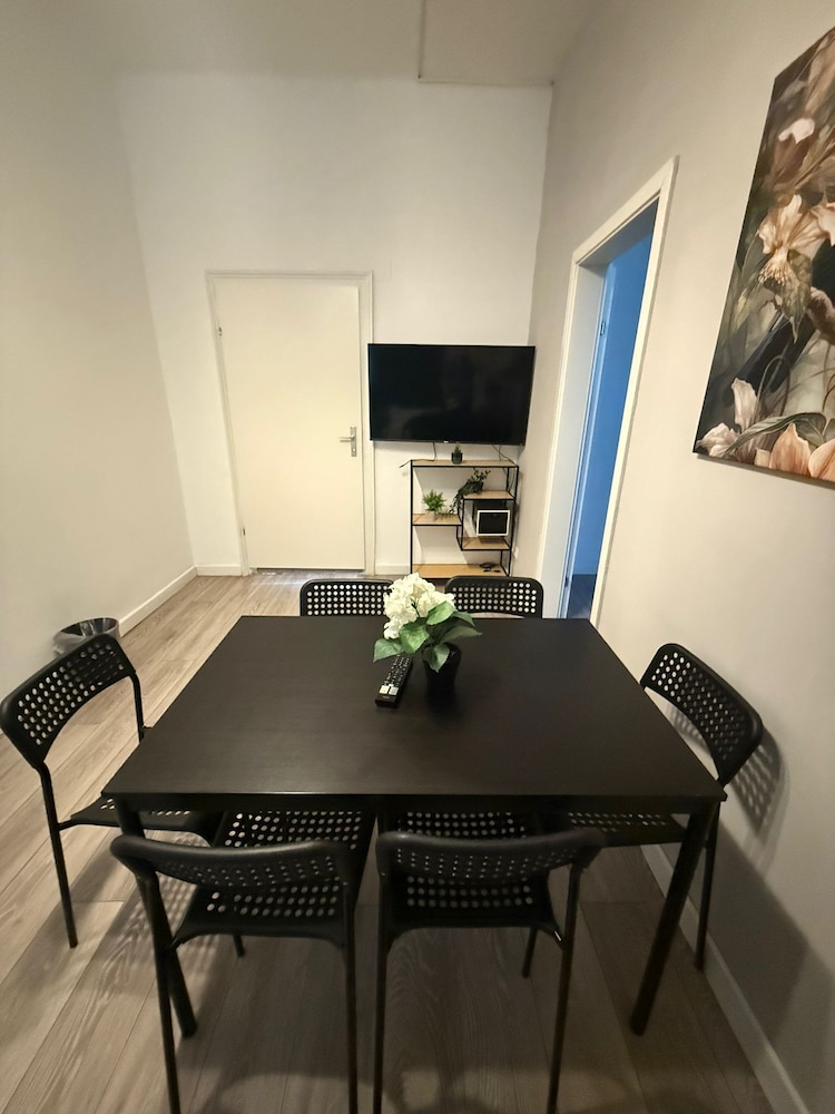 Simple 2BR Near Westbahnhof Station