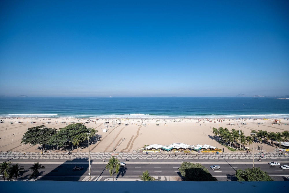 Copacabana – Av. Atlântica | 3 suítes, Vista Mar, 1 min praia de Copacabana - por Casapē Rio