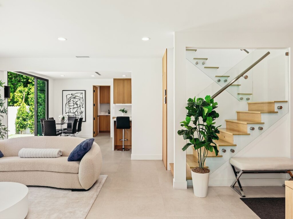 Casa Leona - Modern Masterpiece Behind Private Gates w/ Pool & Chef's Kitchen