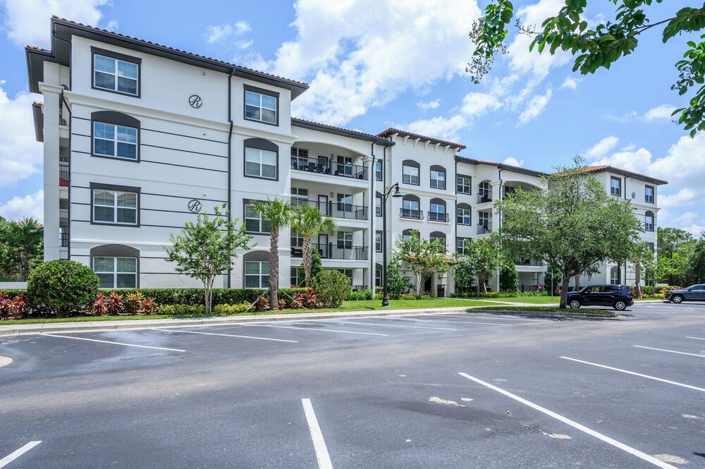 Epic Universe Brand New Modern Vista Cay Reserve Condo - 6005