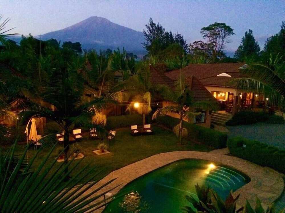 Ahadi Lodge