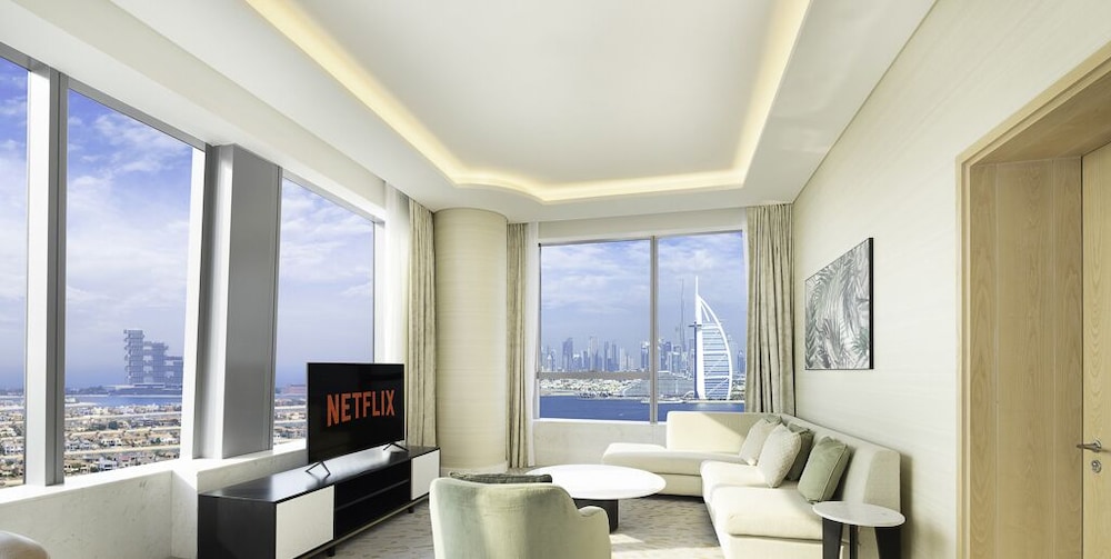 LUX Iconic Views at Palm Tower Suite 4