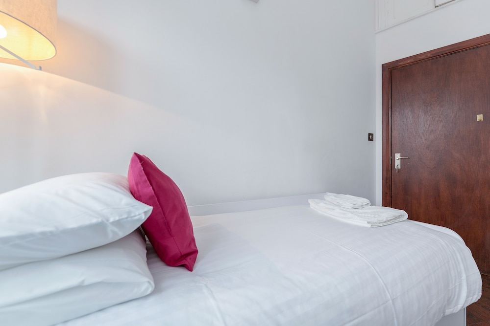 South Ken Apartment by BaseToGo