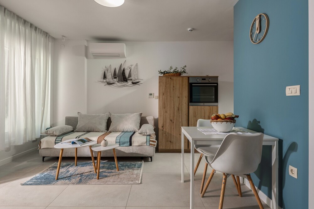 Desamani 975 Apartments