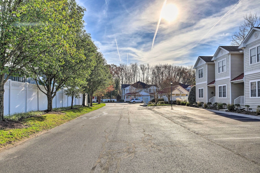 2 Mi to Ocean: Rehoboth Beach Townhome w/ Grill!