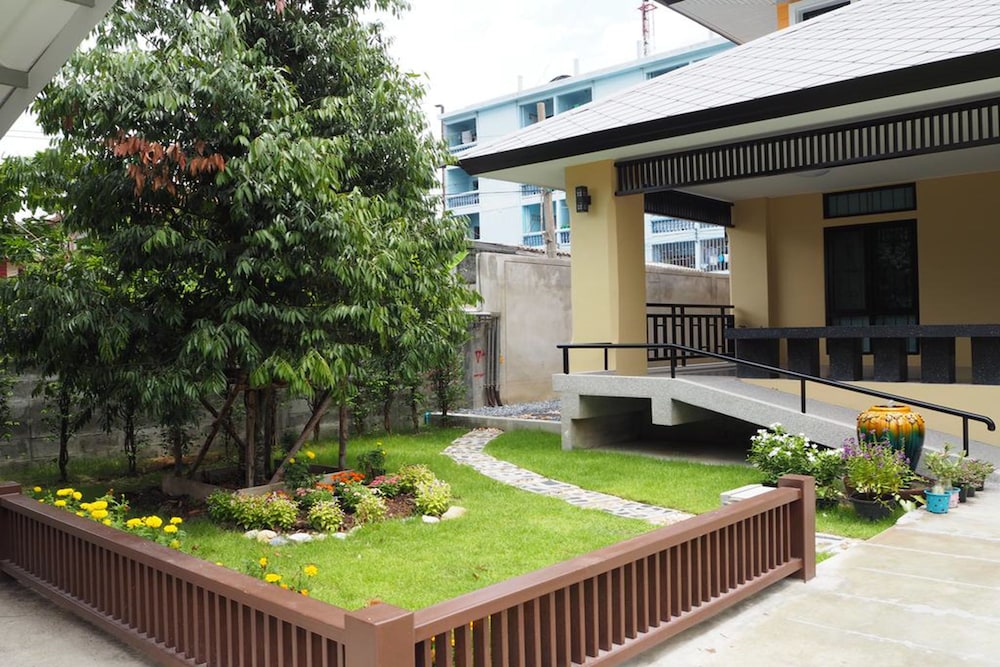 Sukhumvit 50 Garden Home
