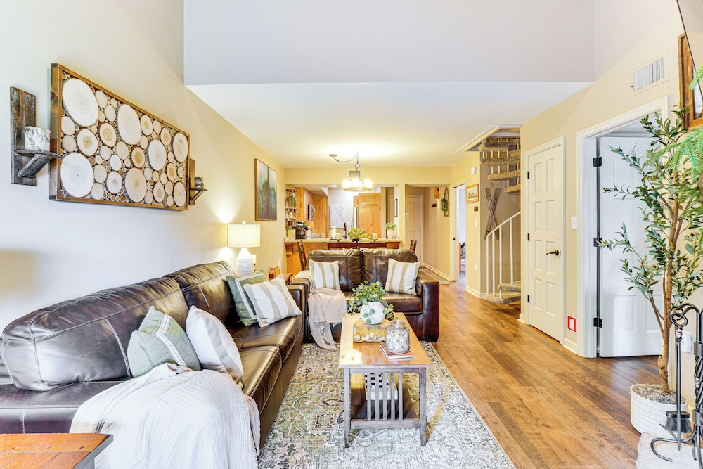 Ski, Hike & Explore: Mtn-view Haven in Gatlinburg!