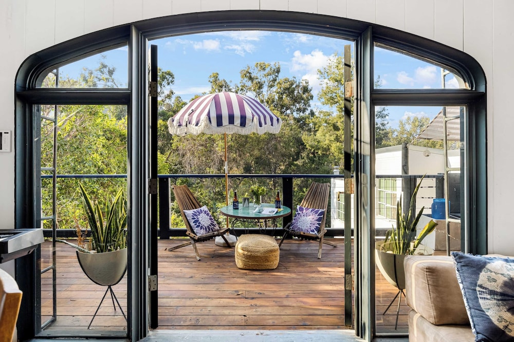 Chic LA Hideaway w/ Soaking Tub, Firepit Lounge & Tranquil Backyard