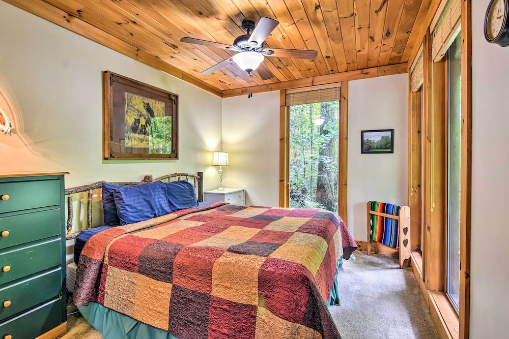 Robbinsville Cabin w/ Deck: 3 Mi to Fontana Lake! view 3