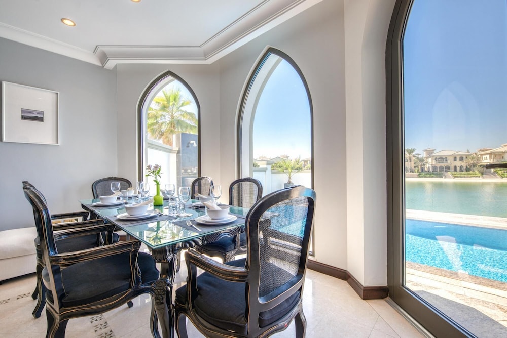 Glamourous Beachfront Villa on The Palm w Pool