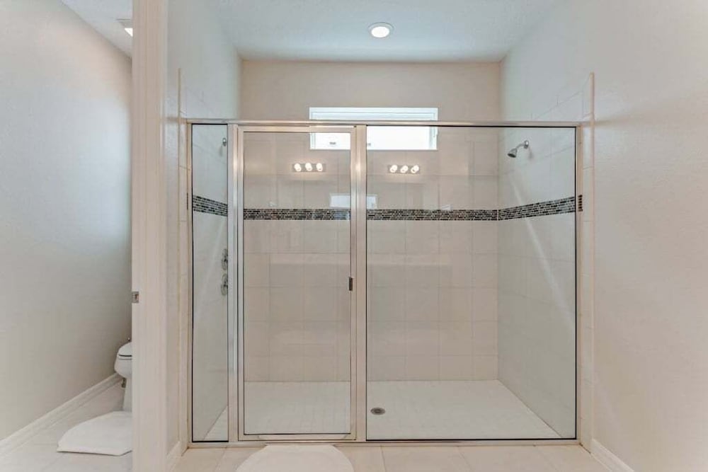 Luxury High Ceilings Pool, Spa Beautiful Home! 6 Bedroom Villa