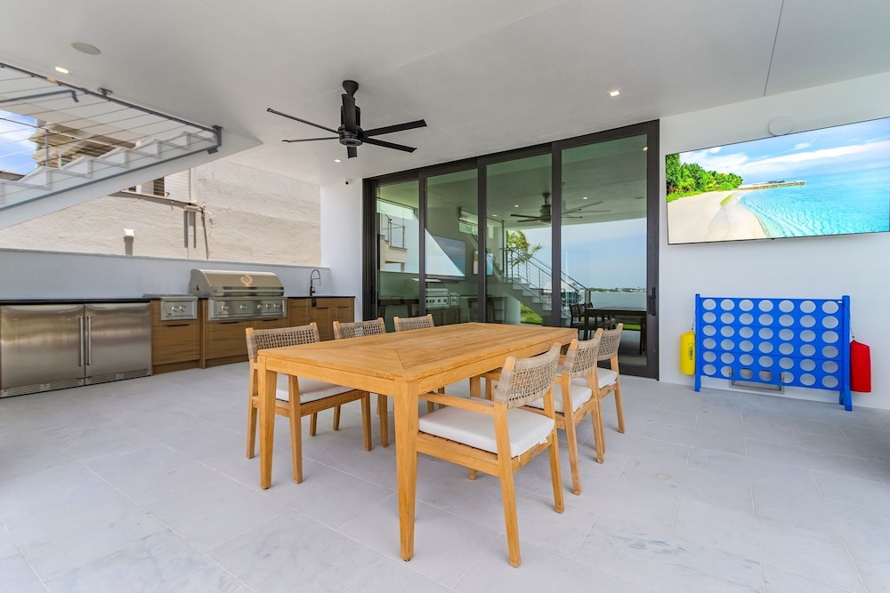 793 Shoreline Estate: 6bd/6br, Luxurious Pool Home On The Water! 6 Bedroom Home