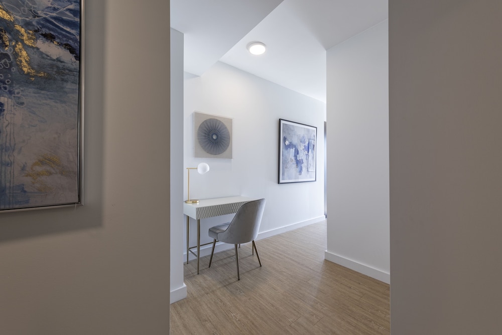 Deedee's Sky Rise Apartments - Newport 2