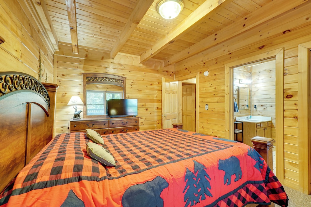 Walk to Douglas Lake: Cabin w/ Private Hot Tub!
