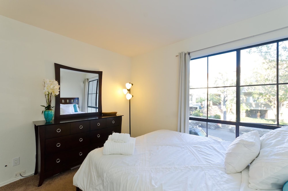 LA037 2 Bedroom Apartment By Senstay - Image 3