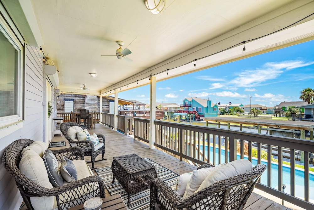 Purple Pelican Paradise by Ryson Vacation Rentals