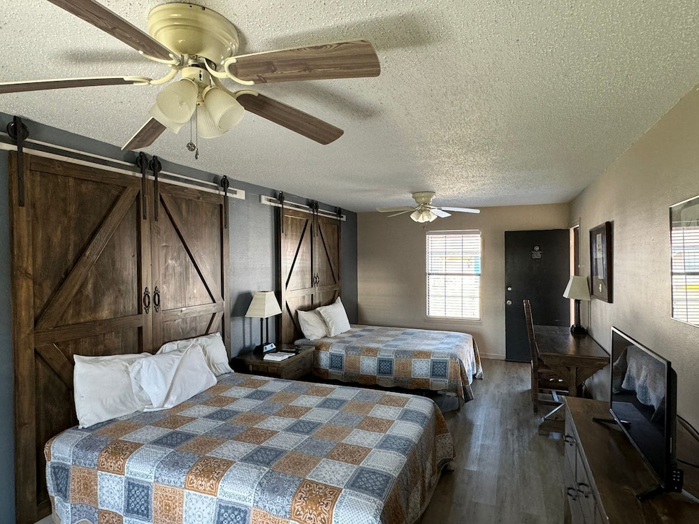 Four Horsemen Hotel - Property Image 5